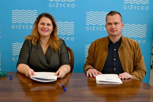 Burmistrz Giżycka Ewa Ostrowska i przedstawiciel wykonawcy podczas podpisania umowy na przebudowę ulicy Zielonej